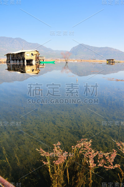 拉石海上有一个湖