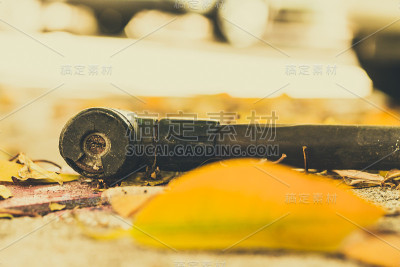 锁在人行道上