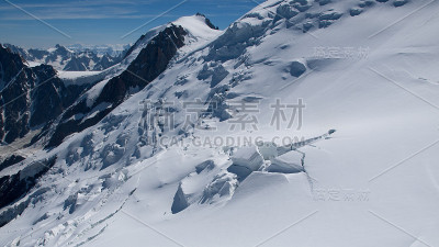 美丽的雪坡景色。