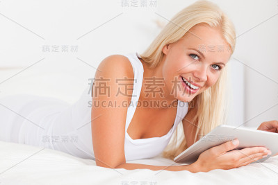 带着平板电脑的微笑女人