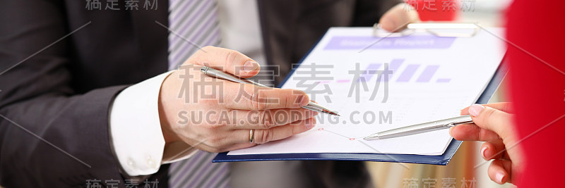 商人的手与女同事讨论财务报告