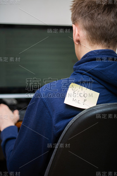 电脑旁边的人。踢我。