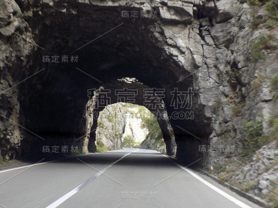 旧隧道穿过两块岩石