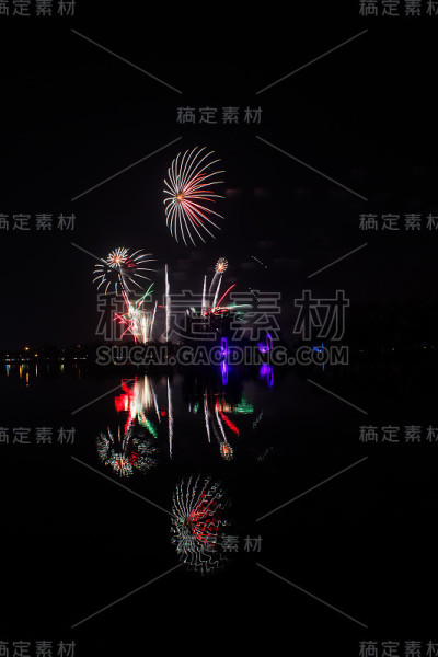 五颜六色的金色和粉红色的烟花
