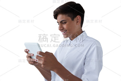 男孩使用数码平板电脑