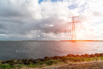 现代高压电线上的日落