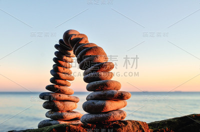 以弧的形式