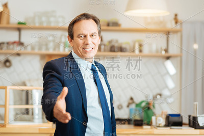 愉快的忙碌的人微笑着伸出手