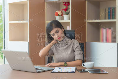 年轻的女商人或秘书使用笔记本电脑工作，在办公室辛苦工作后脖子和肩膀疼痛，感到疼痛和疾病的办公室综合症