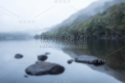 在设计中使用模糊滤镜作为背景的抽象景观图像
