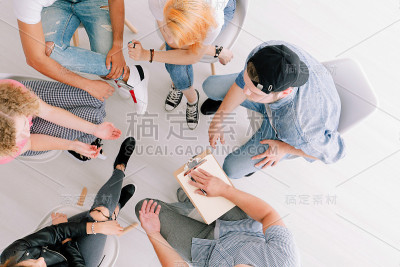 青少年坐在圆圈里