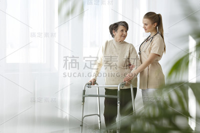 护士照顾女士