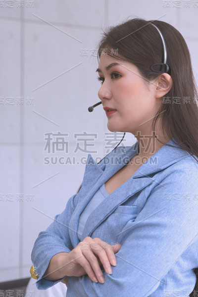 非白种人年轻女性在呼叫中心工作。