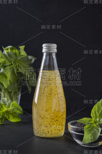 橙汁，热带橙汁，罗勒籽装瓶，黑色。关闭了。