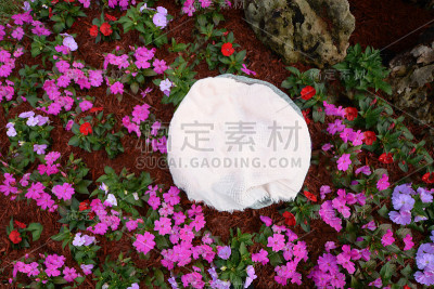 用紫色花朵环绕的织物制成的篮子