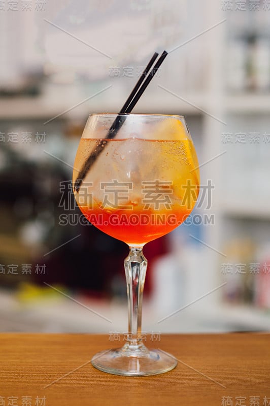 鸡尾酒喷在葡萄酒杯和冰块