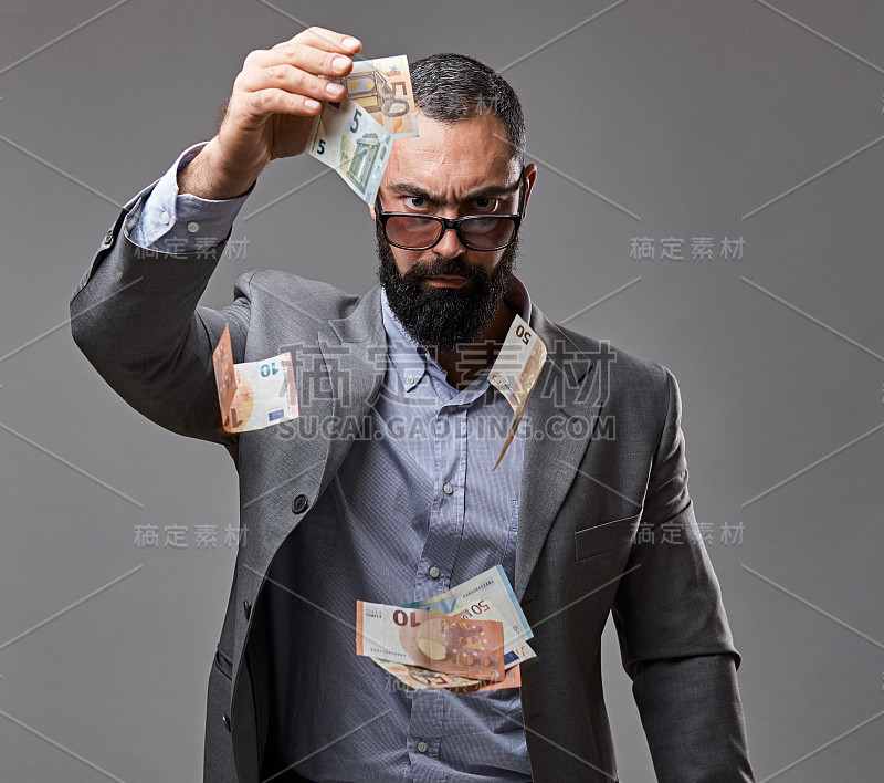 一个男人在空中抓住了钞票。