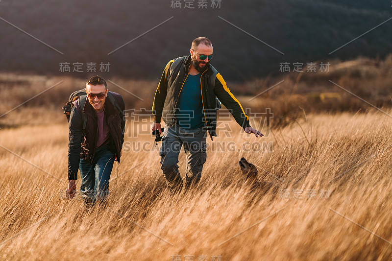 适合登山的成熟夫妇