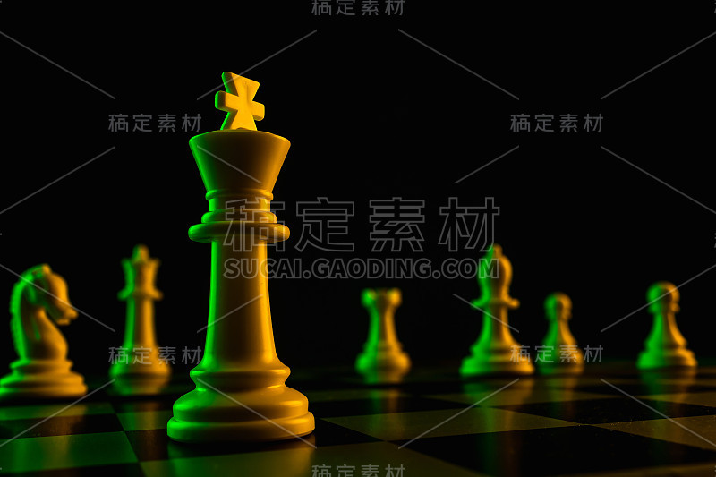 棋子，棋盘上的国王，游戏。对抗、事业、竞争、创业、脑力之战的概念。