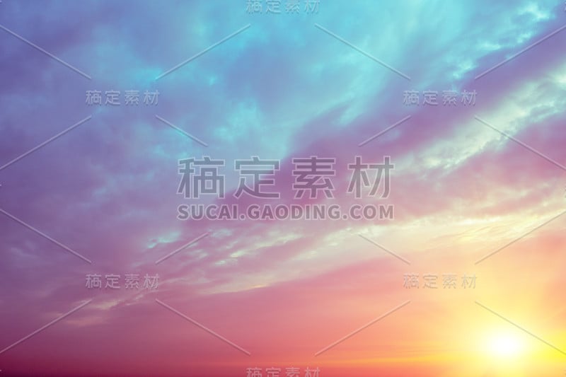 日落时五颜六色的多云天空。渐变颜色。天空纹理，抽象的自然背景