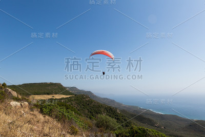 夏天在悬崖上滑翔