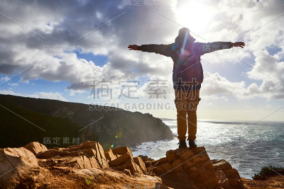 年轻的游客在卡波达罗卡角观看美丽的风景，冬季旅行。位于葡萄牙的欧洲最西端