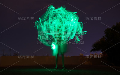 小女孩与光嬉戏。光绘速度。冻结的光。