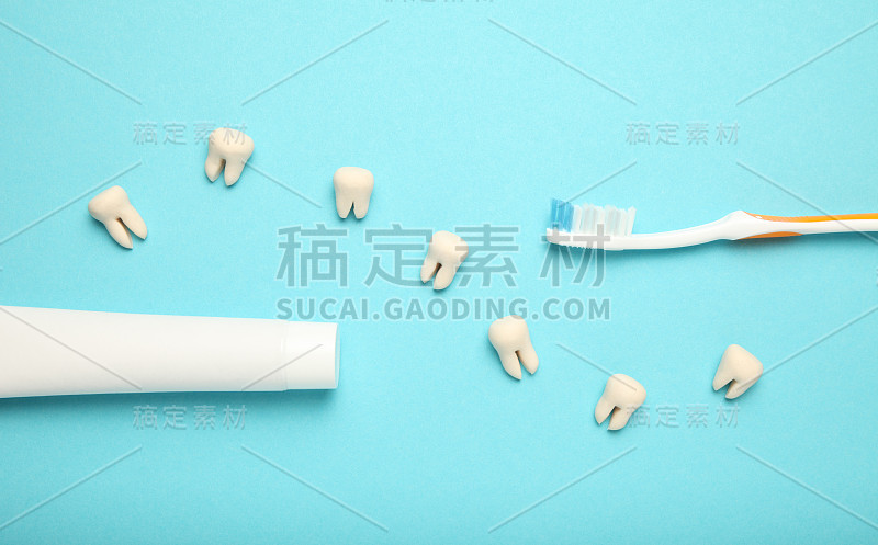 健康洁白的牙齿，蓝色背景的牙膏和牙刷