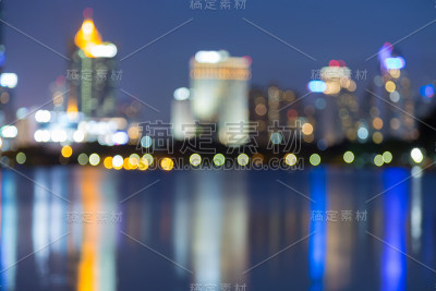 晨曦模糊了散景城办公楼的倒影