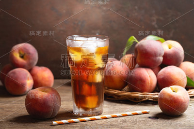 一杯桃子冰茶和新鲜水果