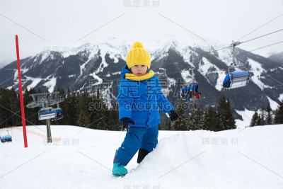 一家人，在阳光明媚的冬日滑雪场滑雪，享受大自然