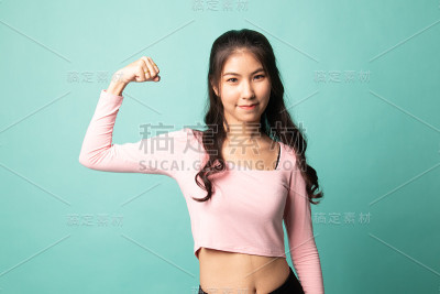 美丽的年轻亚洲女人伸缩二头肌。