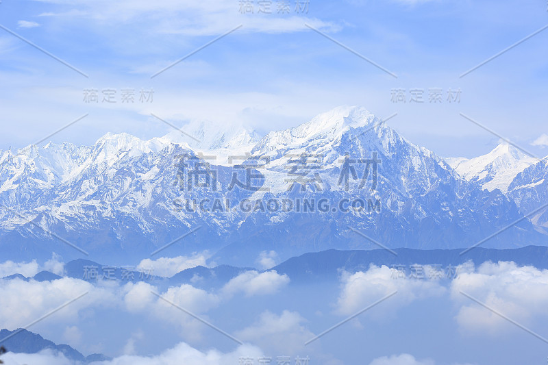 美丽的雪山景观