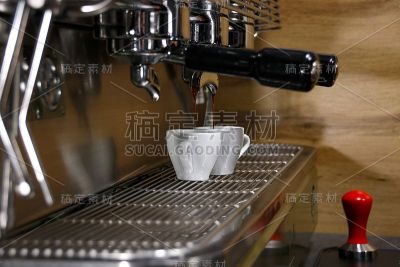 咖啡机在酒吧，酒吧，餐厅煮咖啡