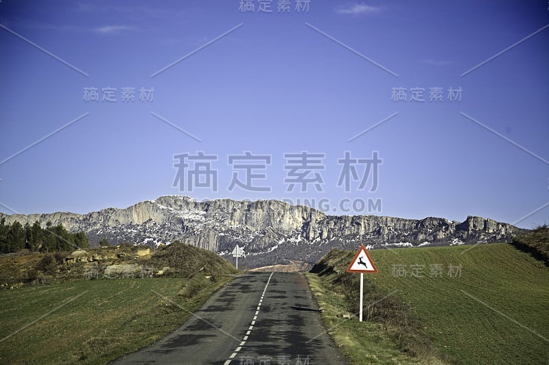 高速公路之间的山脉