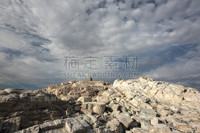 蒙古草原岩石山