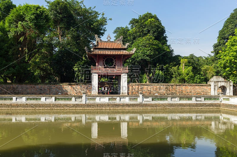 文庙中的医生石柱。这座寺庙是建于107年的越南第一所国立大学“帝国学院”的所在地