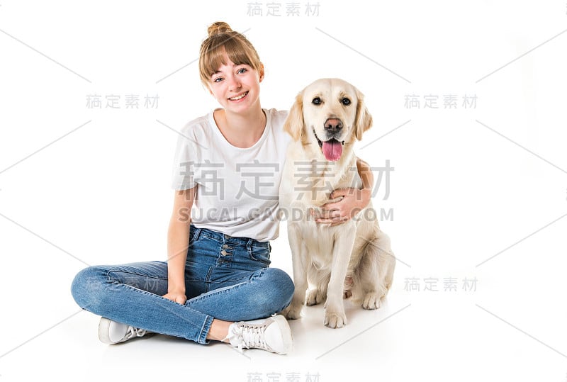 漂亮的少女和她美丽的金毛猎犬在白色的背景