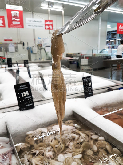 新鲜的章鱼从盘子里夹了出来