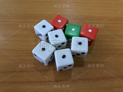木桌上的一组骰子
