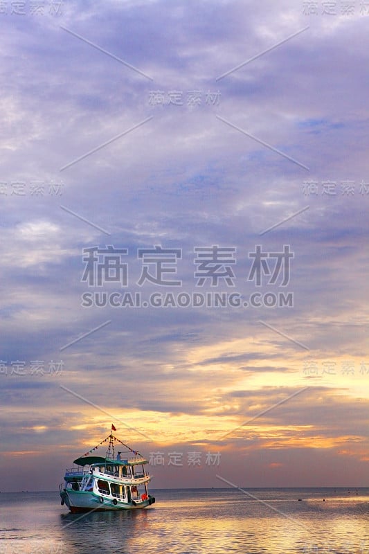 小船上色彩柔和的夕阳海背景