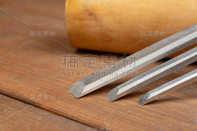 木匠、橱柜师在工作台上制作手工工具。