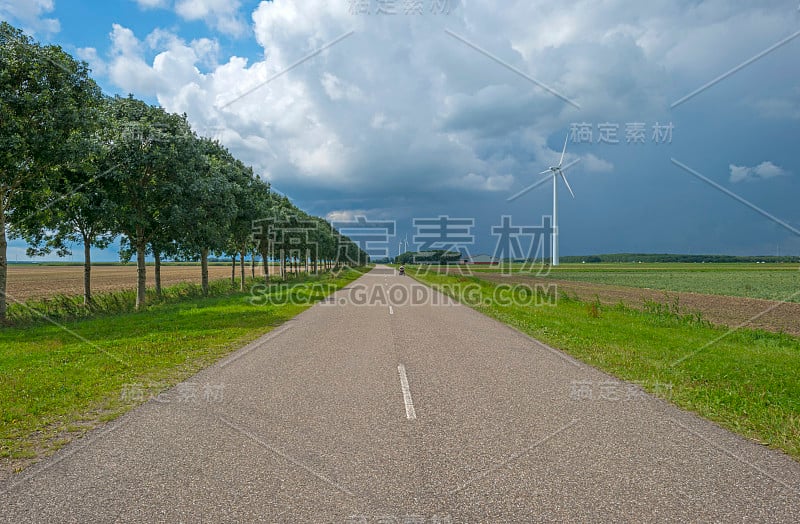 乌云笼罩着穿过乡村的道路