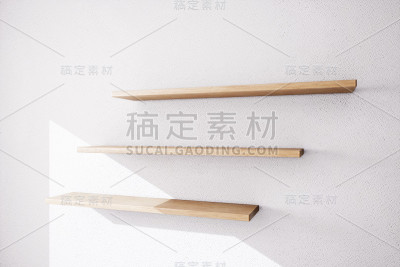 白色灰泥墙上放着三个木架子。3 d渲染。