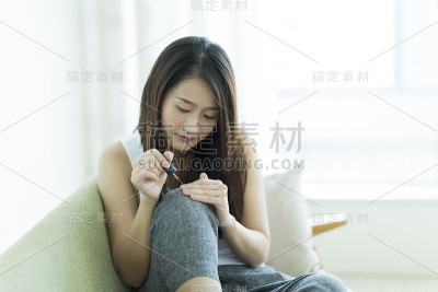 年轻女子修指甲