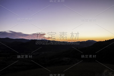 帕维亚山后美丽的日落