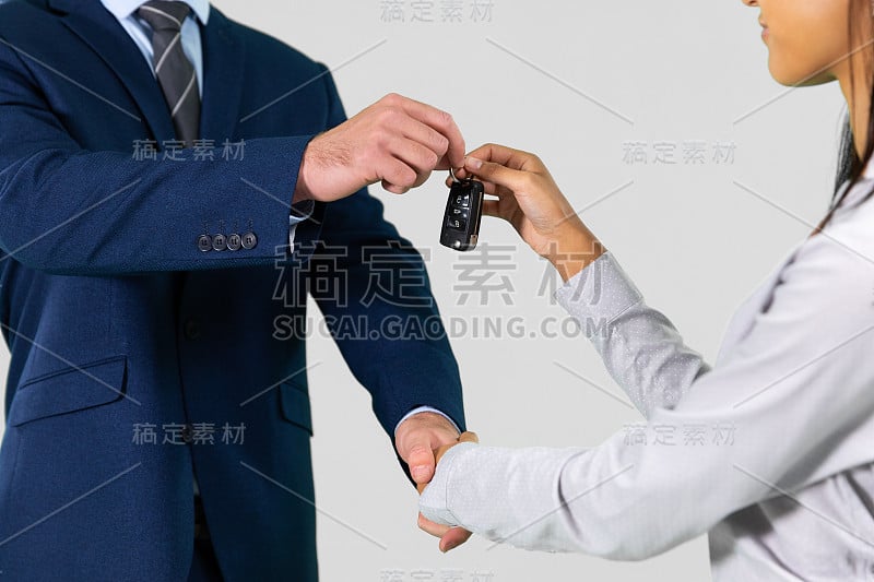 同事们握手表示同意，用钥匙开车