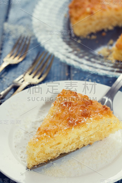 蓝色背景的椰子馅饼