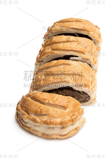 自制的薄馅饼与肉末填充孤立的白色