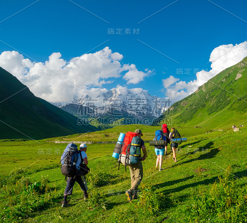 年轻的徒步旅行者在斯瓦内提徒步旅行